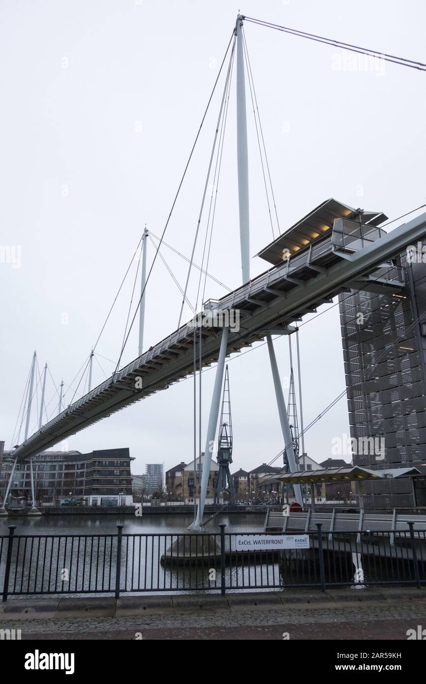 Lifschutz Davidson Sandilands' Royal Victoria Hochrangige Fußgängerbrücke, Royal Victoria Docks, Newham, London, Großbritannien Stockfoto