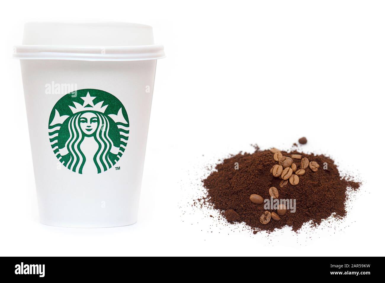 New YORK - 27. Okt: Starbucks Paper Cup. Starbucks Coffee with Logo Mermaid isoliert auf weißem Hintergrund in NY am 27. Oktober. 2019 in den USA Stockfoto