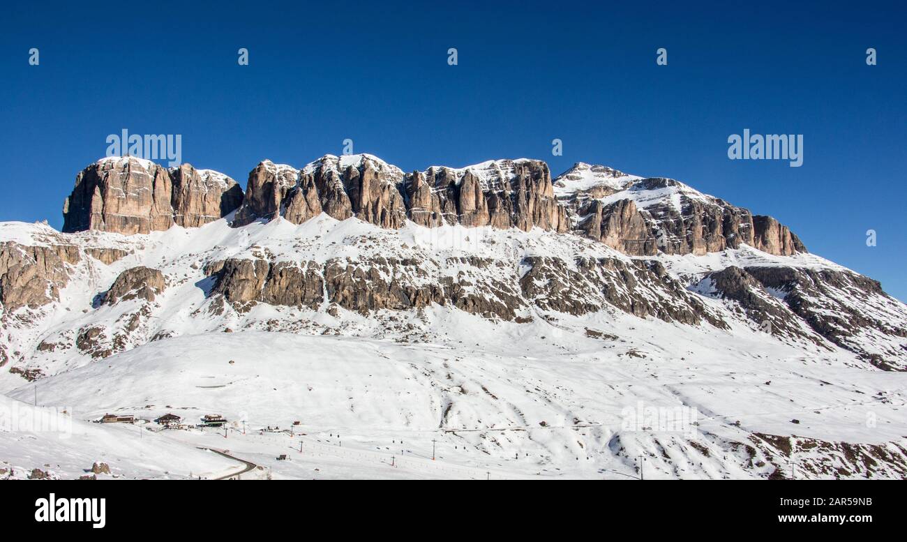 Sella Stock italien Doles Sonnenuntergang Panoramaaussicht blauer Himmel Winterberge Landschaft Wolkenstein Stockfoto