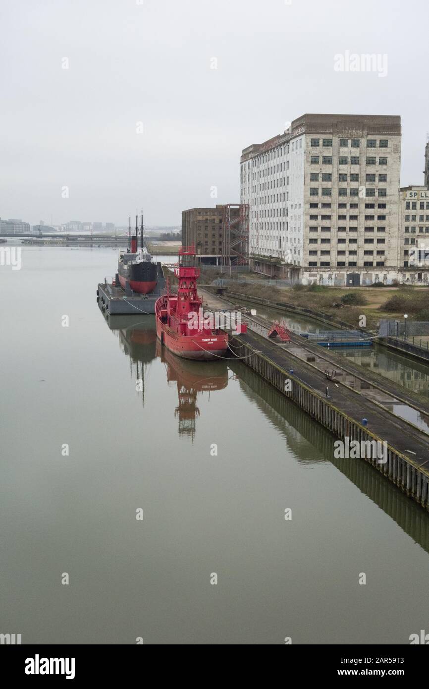 Trinity House Lightship 93, SS Robin, Lightship and Millennium Mills, Rayleigh Road, Royal Docks, Silvertown, London E16, Großbritannien Stockfoto