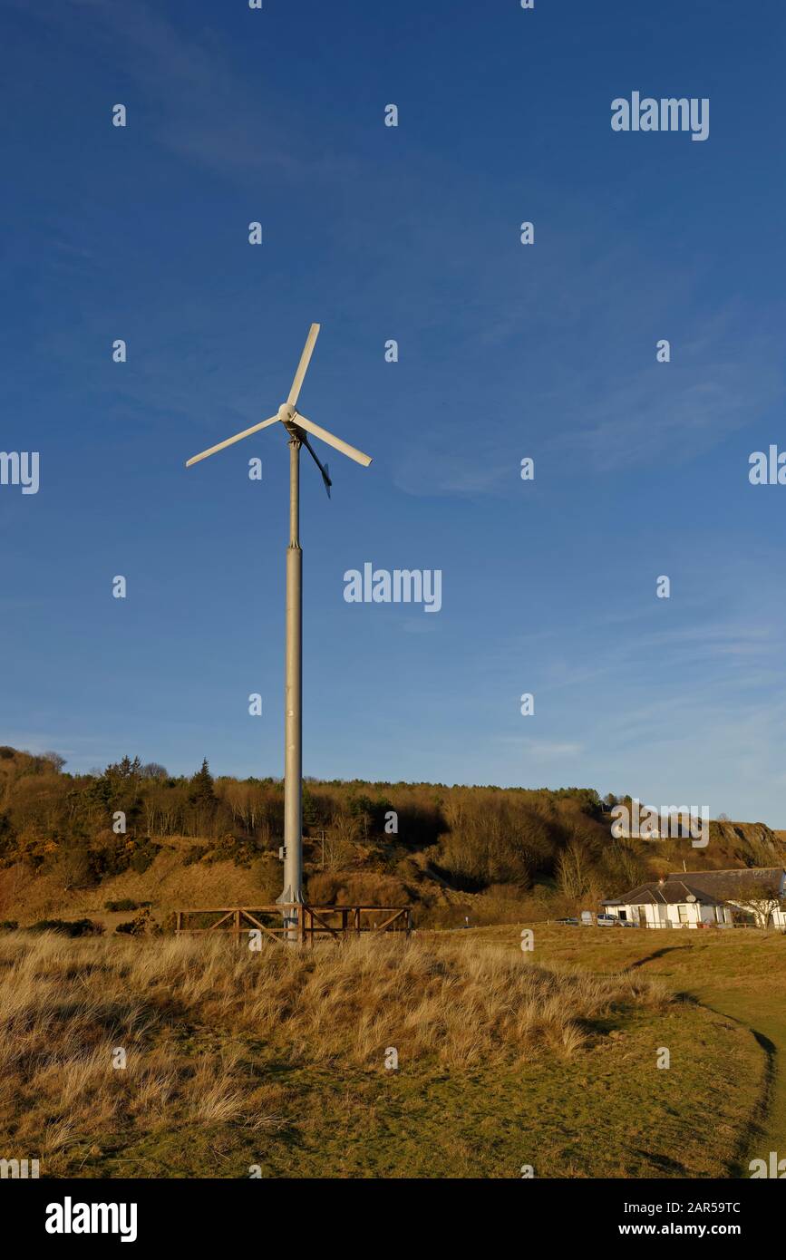 Die kleine Windenergieanlage, die das Informationszentrum St Cyrus National Nature Reserve in St Cyrus Oil am Januar Nachmittag mit Strom versorgt. Stockfoto