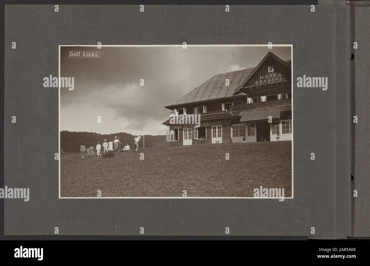 Fotoalbum Deli Maatschappij: Hotel Brastagi Hotel Brastagi, links im Vordergrund eine Gruppe von Golfspielern Anmerkung: Text auf Foto: Golf Links Datum: 1 Januar 1920 Ort: Berastagi, Indonesien, Niederländische Ostindien, Sumatra-Schlüsselwörter: Golf, Golfspieler, Hotels, Sport Stockfoto