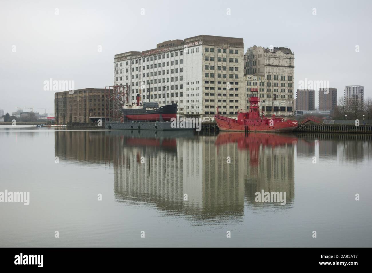 Trinity House Lightship 93, SS Robin, Lightship and Millennium Mills, Rayleigh Road, Royal Docks, Silvertown, London E16, Großbritannien Stockfoto