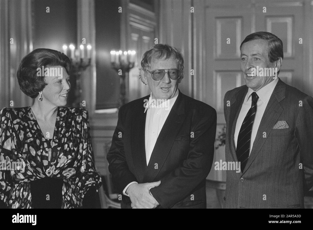 Hugo Claus erhält den Preis der niederländischen Literatur von Königin Beatrix in den Haag; vnr: Königin Beatrix, Hugo Claus, Prinz Claus Datum 14. November 1986 Standort den Haag, Zuid-Holland; Stockfoto