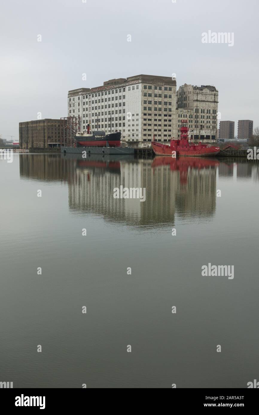 Trinity House Lightship 93, SS Robin, Lightship and Millennium Mills, Rayleigh Road, Royal Docks, Silvertown, London E16, Großbritannien Stockfoto