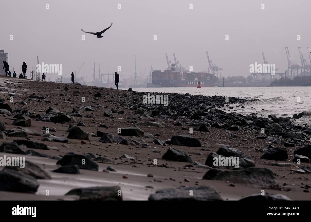 Hamburg, Deutschland. Januar 2020. Spaziergänger sind am Strand an der Elbe bei Övelgönne. Kredit: Christian Charisius / dpa / Alamy Live News Stockfoto