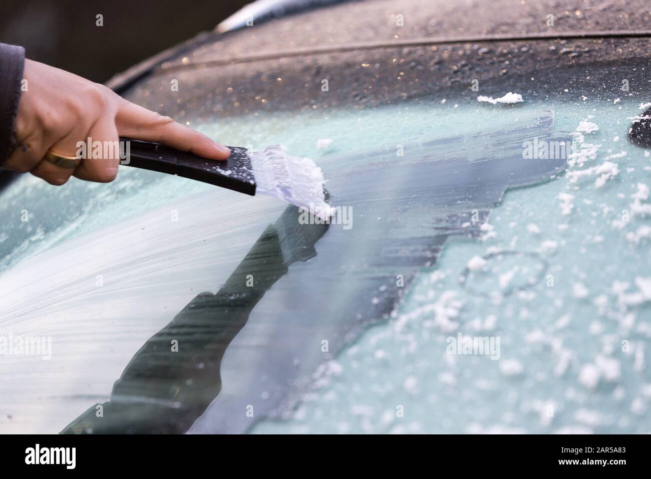 Eiskratzer an der Windschutzscheibe eines Autos Stockfoto