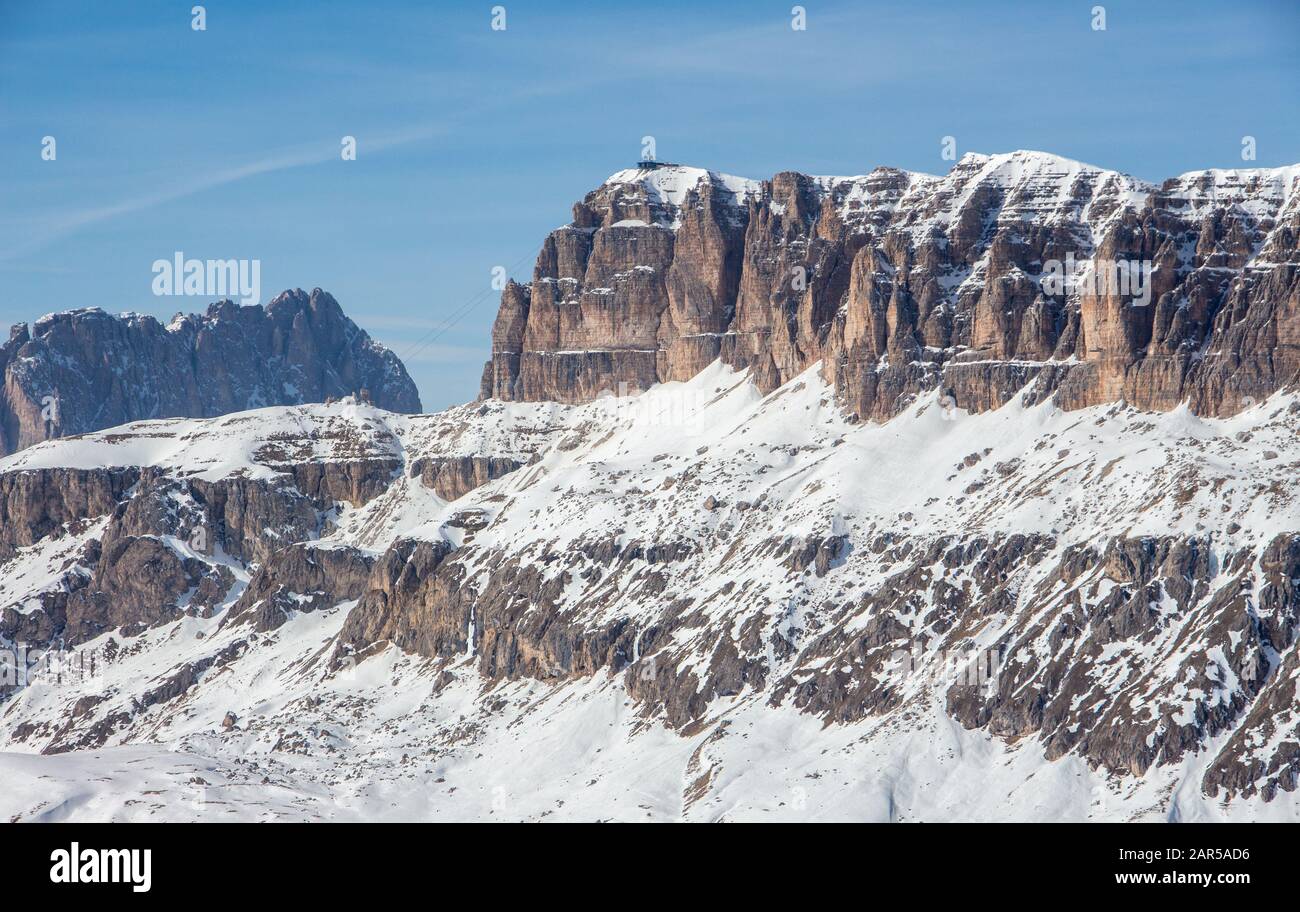 Sella Stock italien Doles passo pordoi Sonnenuntergang Panoramaaussicht blauer Himmel Winterberge Landschaft Wolkenstein Stockfoto
