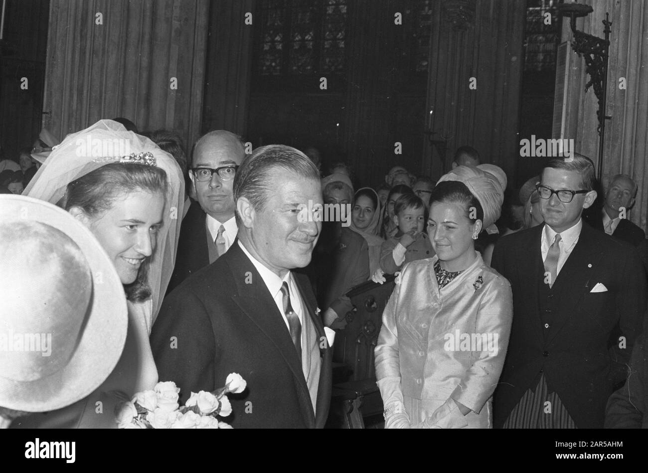 Ehe mej. M. van Lanschot und F. Houben in den Bosch. Miss van Lanschot an den Arm des Vaters tritt in Sint Jan, Margrit und Pieter van Vol Datum: 29. Juni 1968 Ort: Den Bosch Stichwörter: Ehen Personenname: Houben F., Margrit, Prinzessin Institutioneller Name: Sint-Janskathedraal Stockfoto