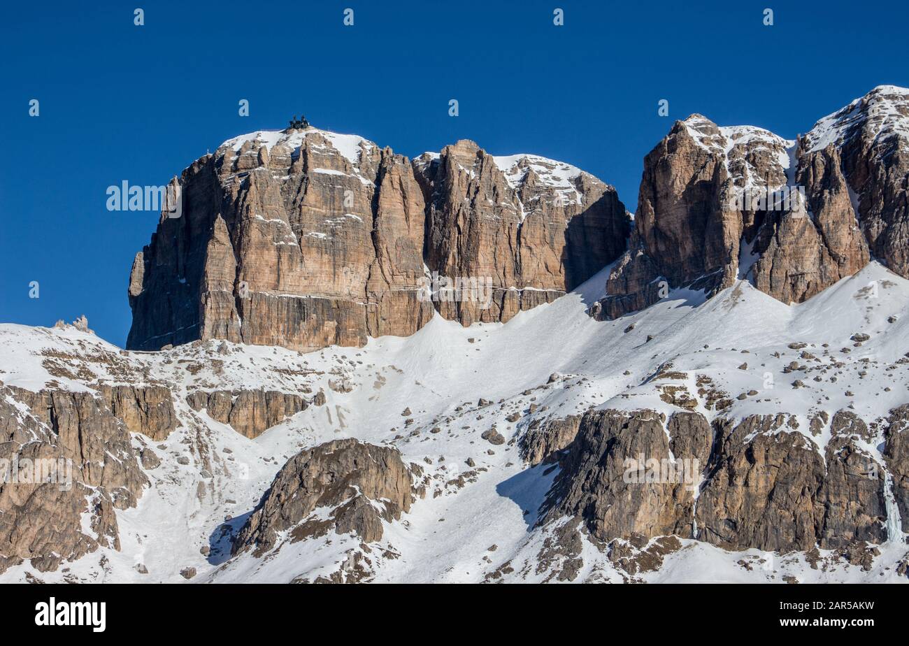 Sella Stock italien Doles passo pordoi Sonnenuntergang Panoramaaussicht blauer Himmel Winterberge Landschaft Wolkenstein Stockfoto