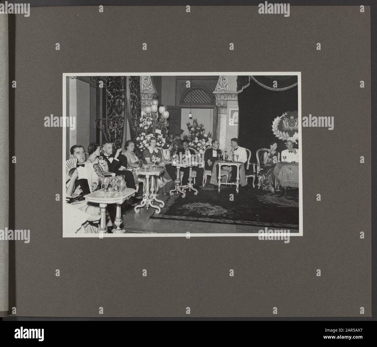 Fotoalbum Deli Maatschappij: Hochzeitsfeier am Hofe des Sultans von Deli, (1939) Hochzeitsfeier am Hofe von Sultan Mahmoed Abdul Djalil Rahmatshah. Hauptsächlich europäische Hochzeitsgäste in Partykleidung an Tischen Anmerkung: Herbert Cremer, Direktor der Deli-Maatschappij, war auf der Hochzeitsfeier anwesend Datum: 1. Januar 1939 Ort: Deli, Indonesien, Niederländische Ostindien, Sumatra-Schlüsselwörter: Hochzeitsfeierlichkeiten Stockfoto