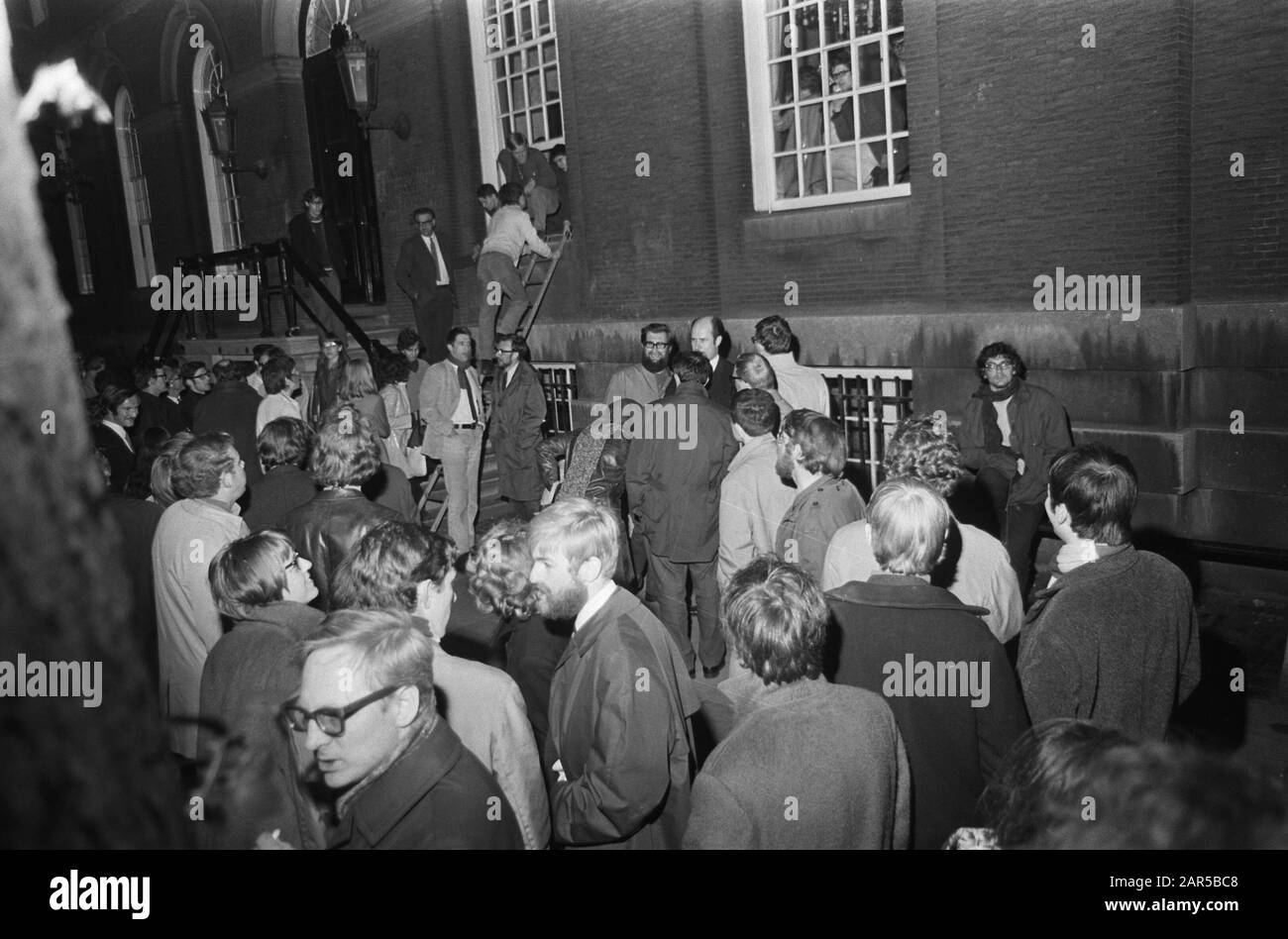 Im Saal des Virgin House bereitet man sich auf das Nachtfenster vor Virgin House fungiert als Türdatum: 16. Mai 1969 Schlagwörter: Berufe, Studenteneinrichtung Name: Virgin House Stockfoto