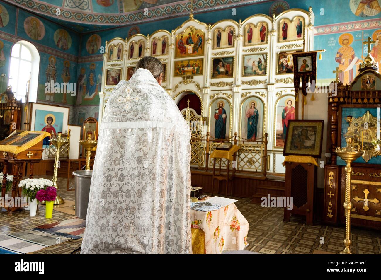 Jekaterinburg, Russland - Juli 2019. Babytaufe in der Kirche. Heilig-orthodoxen Ritus der Taufe eines Neugeborenen in einer kleinen christlichen Holzkirche. Stockfoto