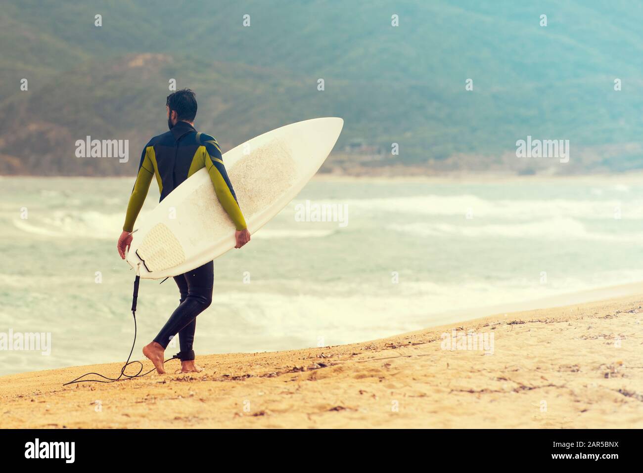 Surfer bei Seacoast, Surfer mit seinem Surfboard Stockfoto