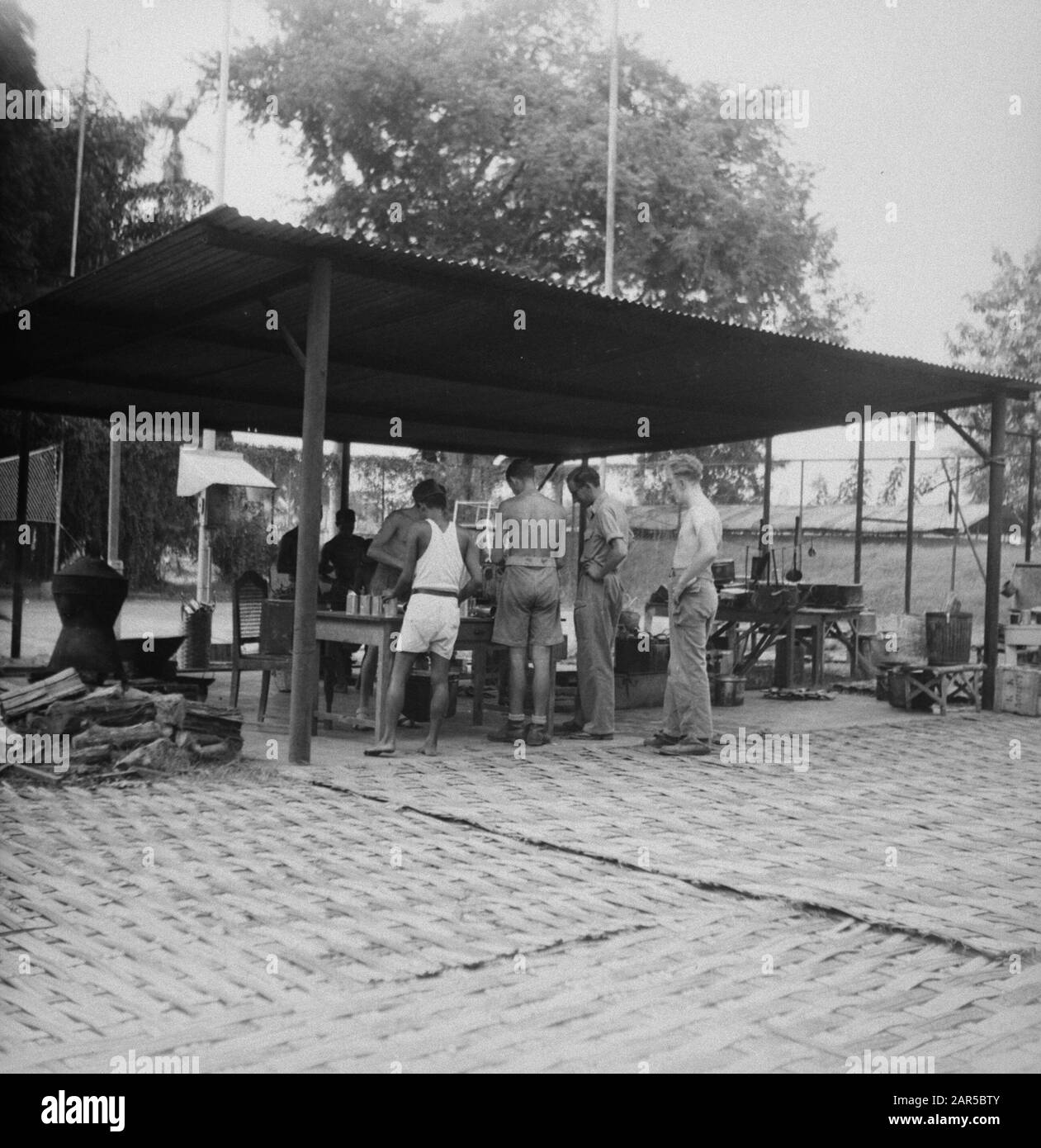 Küche und Kantine (Art W. B.) In einer provisorischen Außenküche oder Feldküche wird eine Mahlzeit zubereitet Datum: 1947/01/01 Ort: Indonesien, Niederländische Ostindien Stockfoto