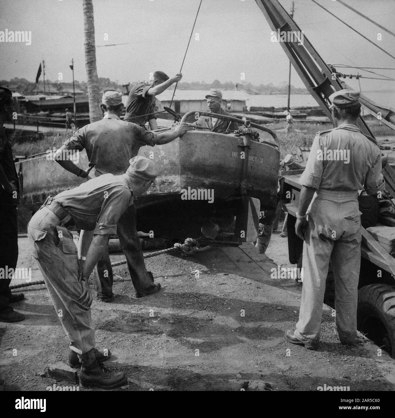 Palembangs In Palembangs (Süd-Sumatra) wurde ein Patrouillenboot auf trockenem Land gezogen, um dieses Schiff tief landeinwärts auf der Moesi zu benutzen. Ein Kranwagen hilft bei den Pisten. Datum: 6. Januar 1949 Ort: Indonesien, Niederländische Ostindien, Palembangs, Sumatra Stockfoto