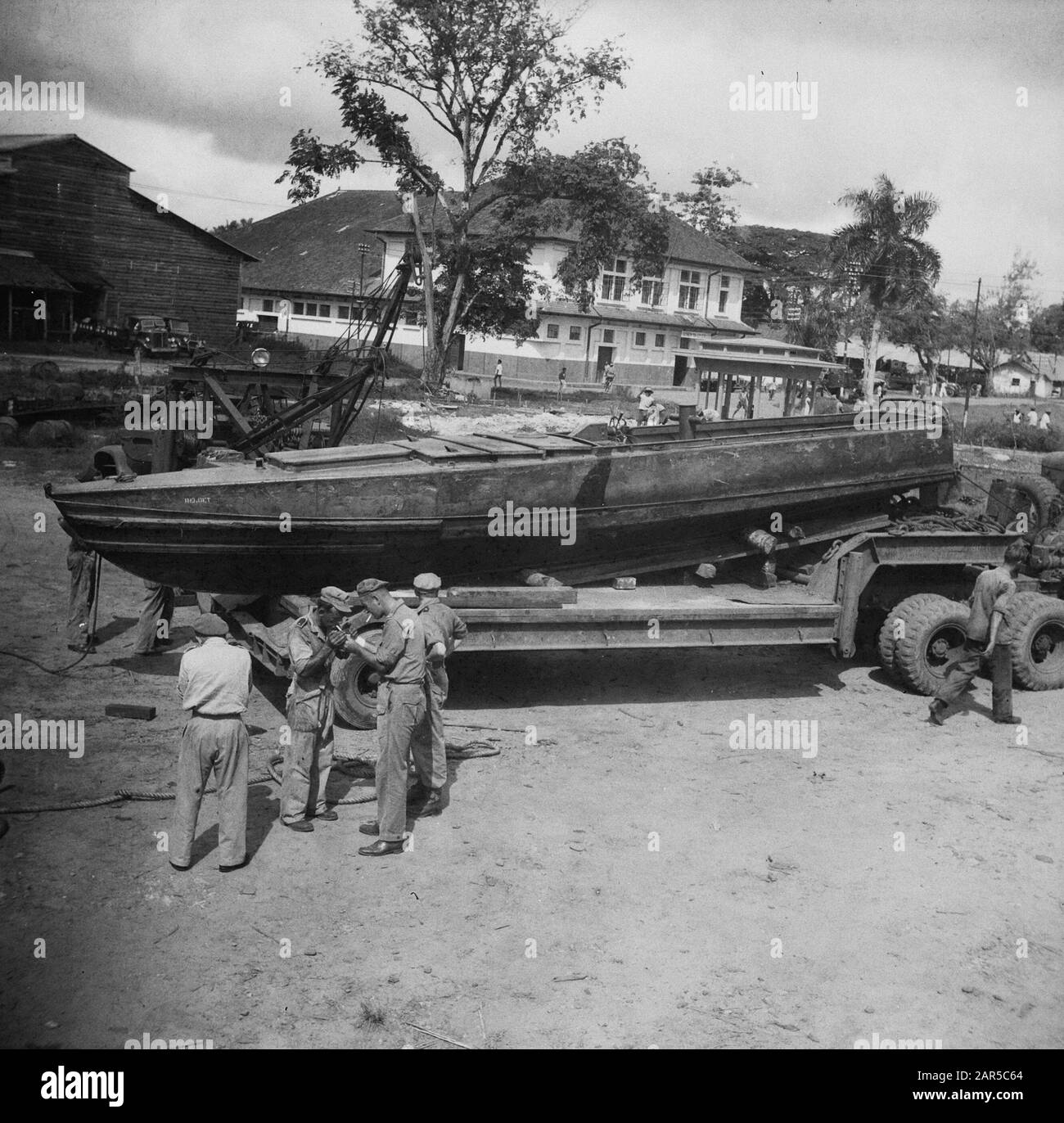 In Palembangs (Süd-Sumatra) wurde ein Patrouillenboot auf trockenem Land gezogen, um dieses Schiff tief landeinwärts auf der Moesi zu benutzen. Das Boot wird auf einem großen Sattelzug geschlitten und die Fahrt ins Landesinnere kann beginnen. Datum: 1948/12/01 Ort: Indonesien, Niederländische Ostindien, Palembangs, Sumatra Stockfoto