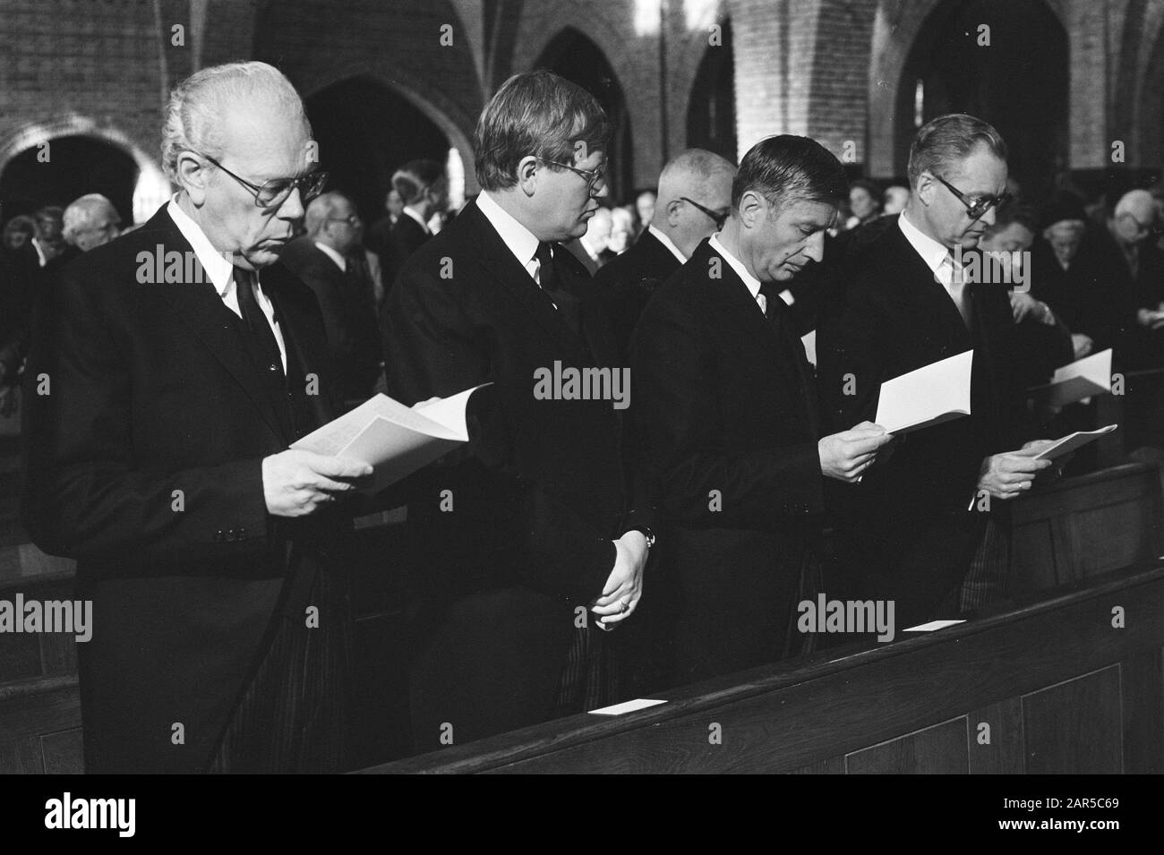 In Oisterwijk fand heute Morgen eine Trauermesse für den ehemaligen KVP-Politiker Prof. Romme, Albeda, Wiegel, Van Agt Datum: 20. Oktober 1980 Ort: Oisterwijk Schlagwörter: Beerdigung Massen persönlicher Name: Romme, Carl Stockfoto