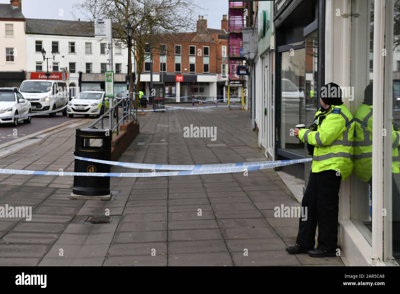 Eine Polizeiszene auf dem Retford Market Place in Nottinghamshire, wo Fußballer Jordan Sinnott in den frühen Morgenstunden des Samstags angegriffen wurde. Der 25-jährige Sinnott ist am Samstag kurz vor 18 Uhr im Krankenhaus gestorben. Stockfoto