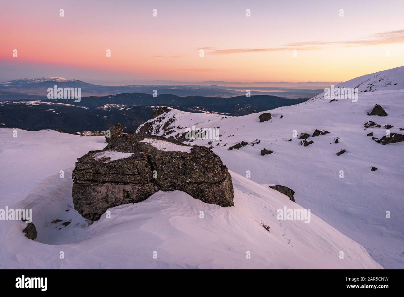 Schöne Winterlandschaft mit schneebedeckten Gipfeln, Stockfoto