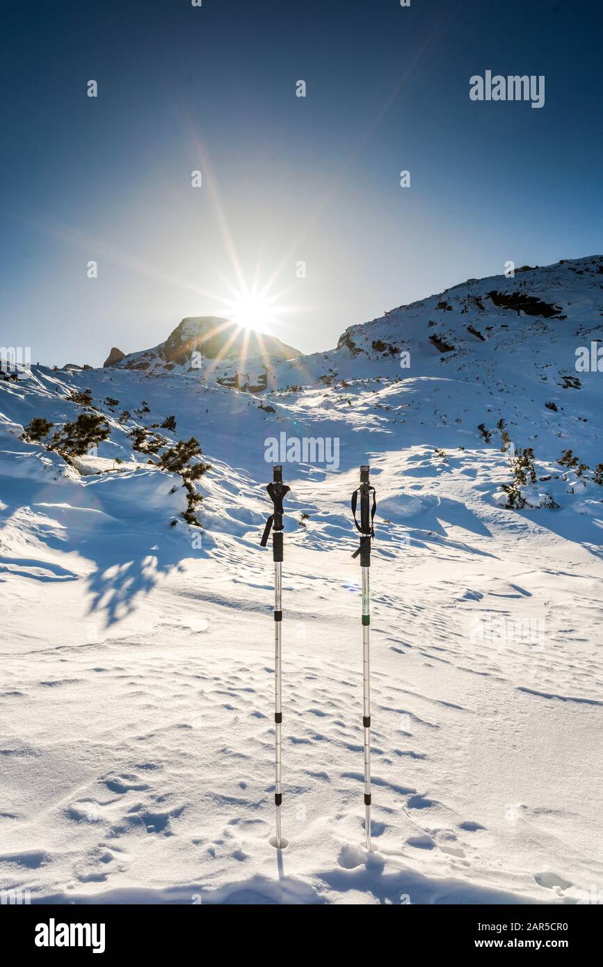 Wanderstöcke im verschneiten Winterberg Stockfoto