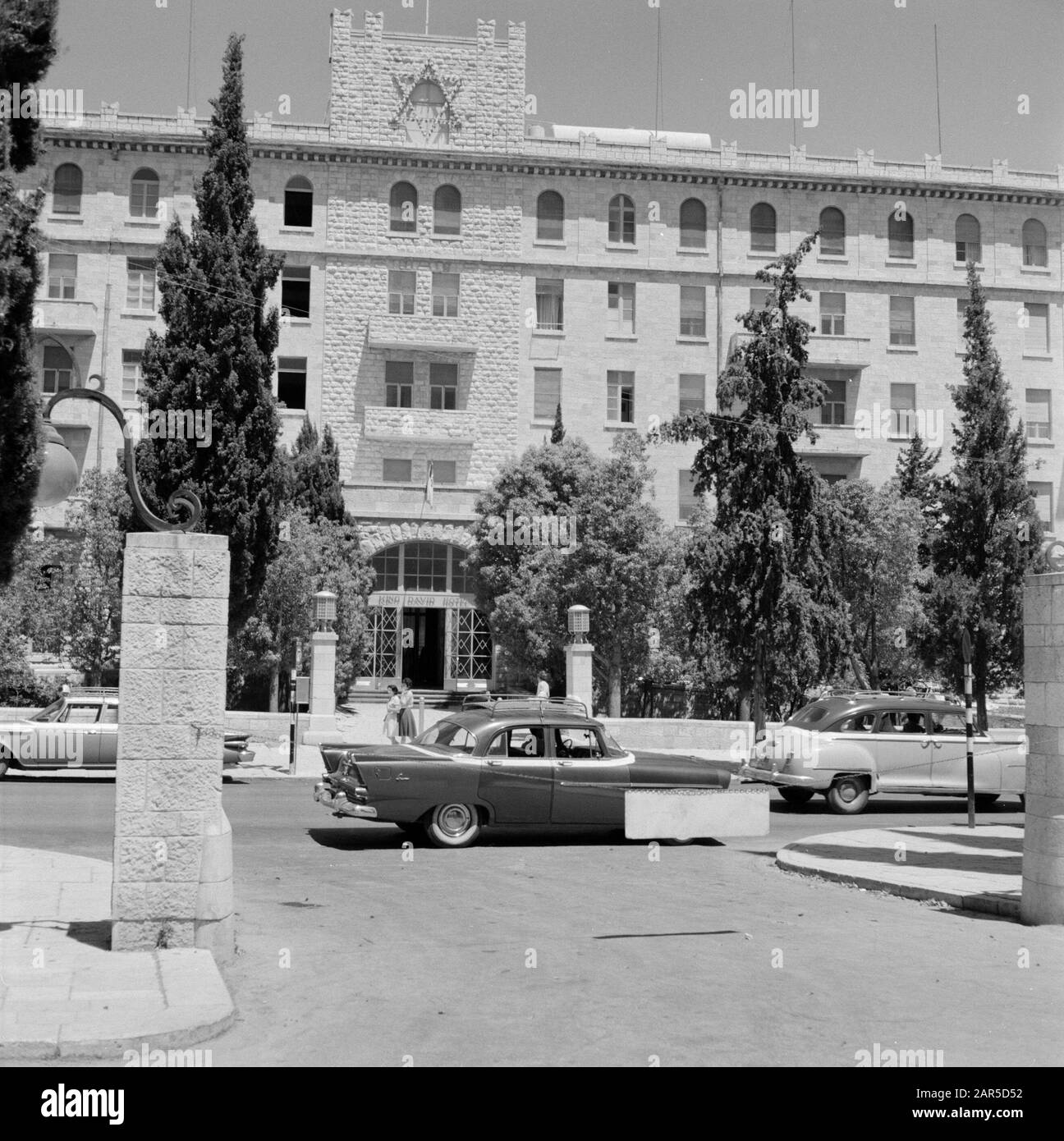 Israel 1964-1965: Jerusalem (Jerusalem), Straßenbilder Eingang zum King David Hotel in der King David Street Anmerkung: Das King David Hotel ist seit 1931 geöffnet und ist anno 2012 eines der führenden und prestigeträchtigsten Hotels Israels, das weltweit bekannt ist. Das Hotel wurde von dem reichen ägyptischen Bankier Ezra Mosseri gegründet und besteht aus lokalem Kalksteindatum: 1964 Standort: Israel, Jerusalem, King David Street Schlüsselwörter: Autos, Hotels, Oldtimer, Stadtverkehr, Straßenbilder Stockfoto