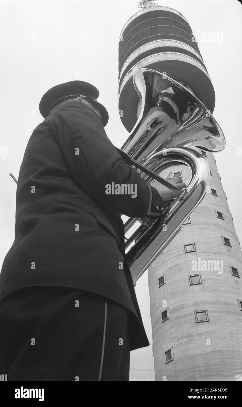 Inbetriebnahme durch H. M. van Television Tower in IJsselstein. Musik hat auch bis heute beigetragen: 9. Mai 1961 Ort: IJsselstein Schlüsselwörter: Verpflichtungen, MUSIK, Fernsehtürme Stockfoto
