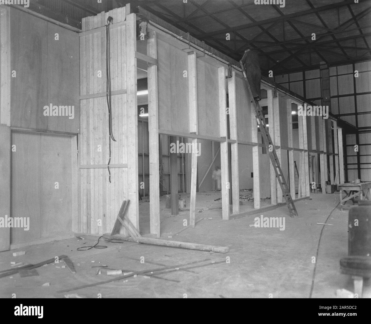 Möbel vml. Atomhal in Schiphol zum Verkauf von Duty-free-Autos Datum: 6. Oktober 1958 Standort: Noord-Holland, Schiphol Schlüsselwörter: INSECTIONS, Autos, verkaufen Stockfoto