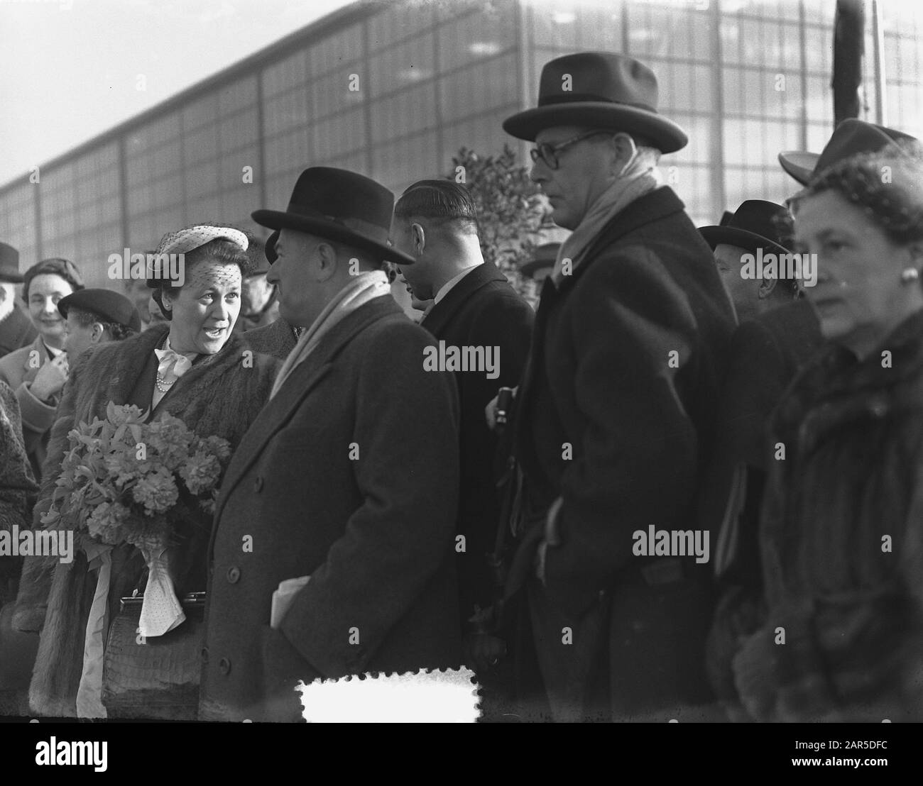 Tewaterlating Frau Pensa aan Jan Smit N. V., Alblasserdam Datum: 11. März 1954 Ort: Alblasserdam, Zuid-Holland Schlüsselwörter: Tewaterlatingen Personenname: Jan Smit N. V. Name Der Einrichtung: MS Pensa Stockfoto