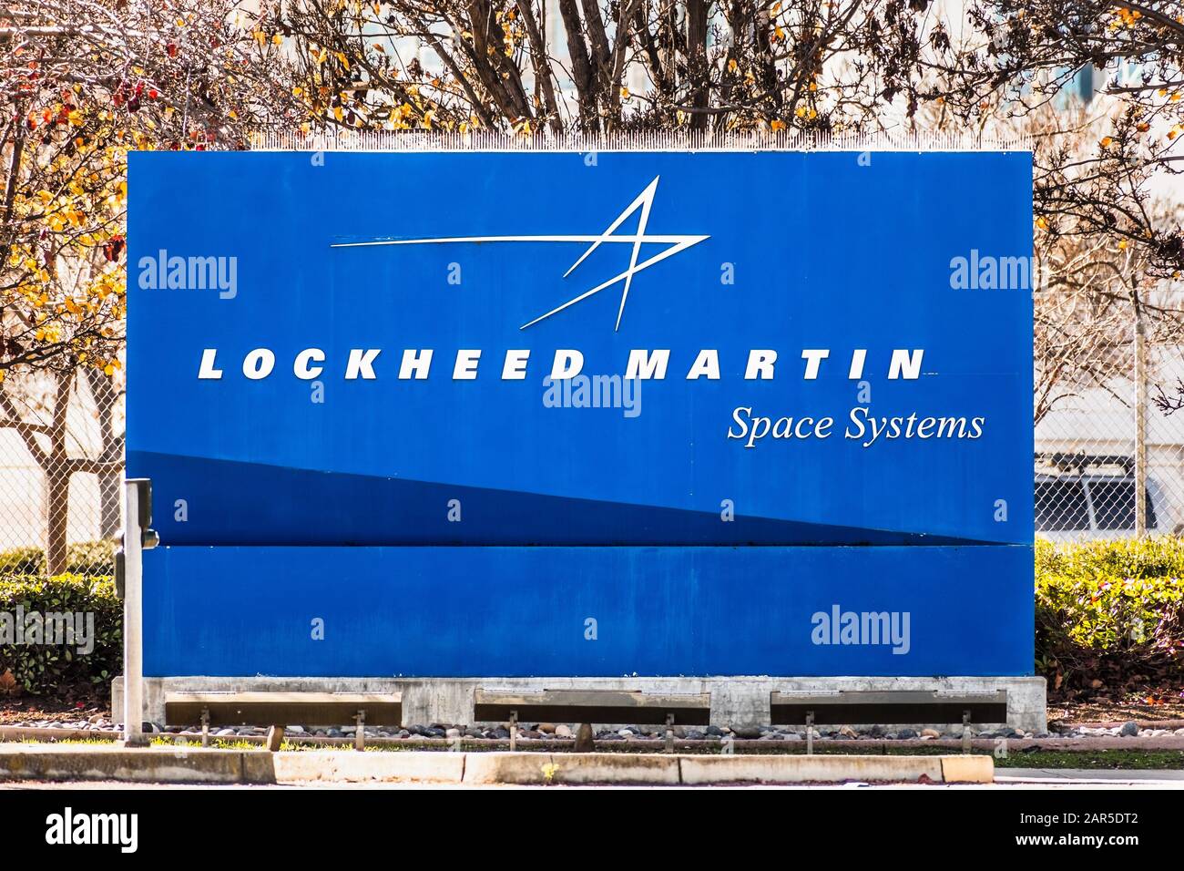 24. Januar 2020 Sunnyvale/CA/USA - Lockheed Martin Schild an den Standorten im Silicon Valley; Lockheed Martin Space Systems ist eine der vier Stockfoto