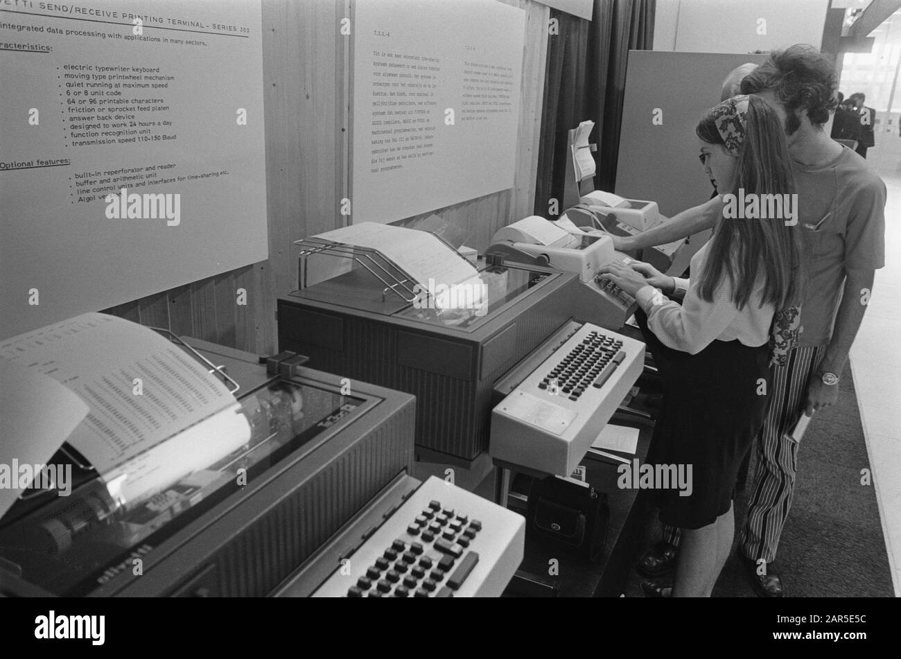 Internationaler Computerkongress in RAI, Amsterdam; Kongressteilnehmer, die am Teletypeterminaldatum arbeiten: 25. August 1970 Ort: Amsterdam, Noord-Holland Schlüsselwörter: Kongresse, Teilnehmer Institutionenname: RAI Stockfoto