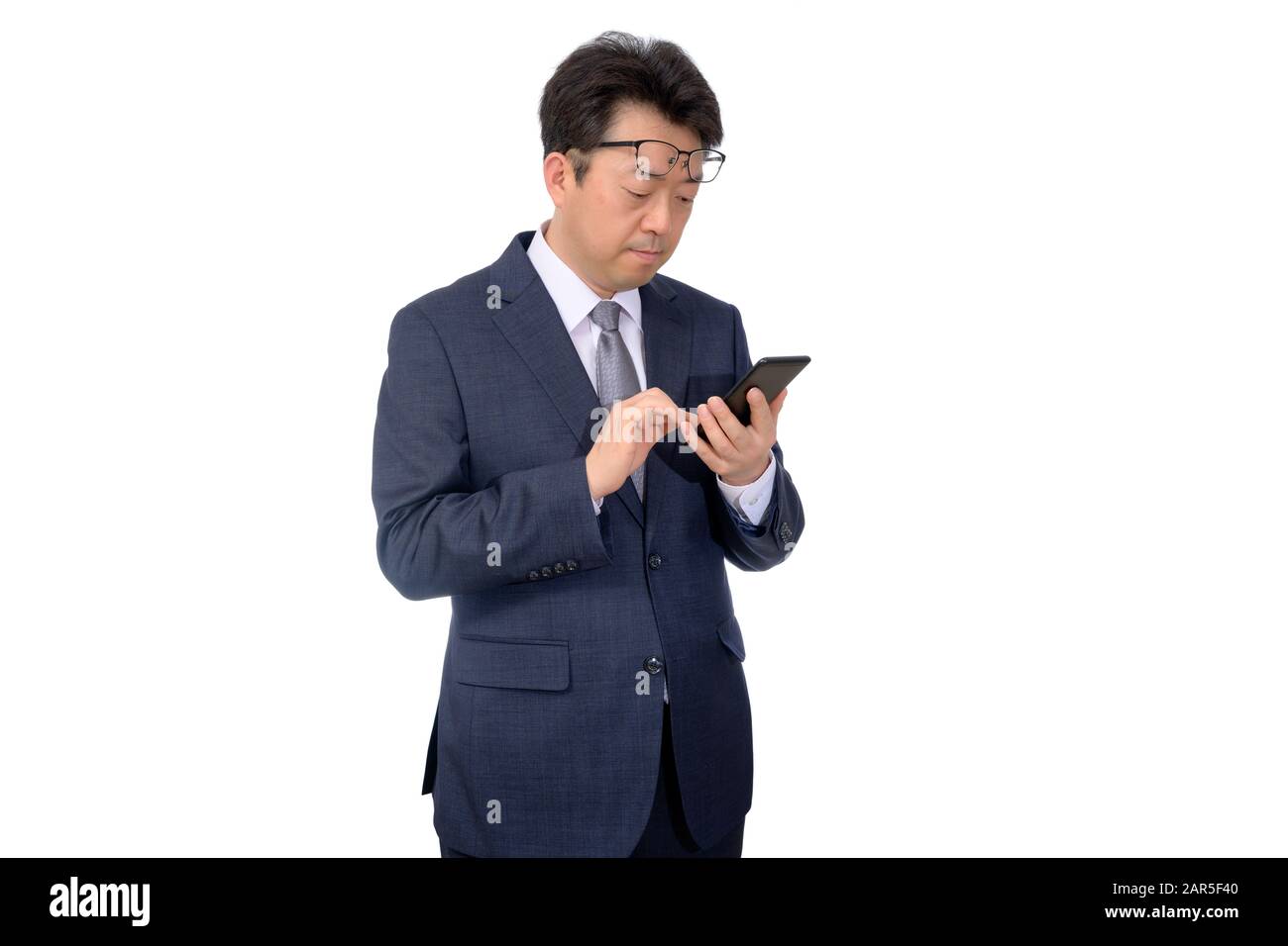 Asiatischer Geschäftsmann versucht, etwas auf seinem Handy zu lesen, schlechte Sicht, Presbyopie, Myopie. Stockfoto