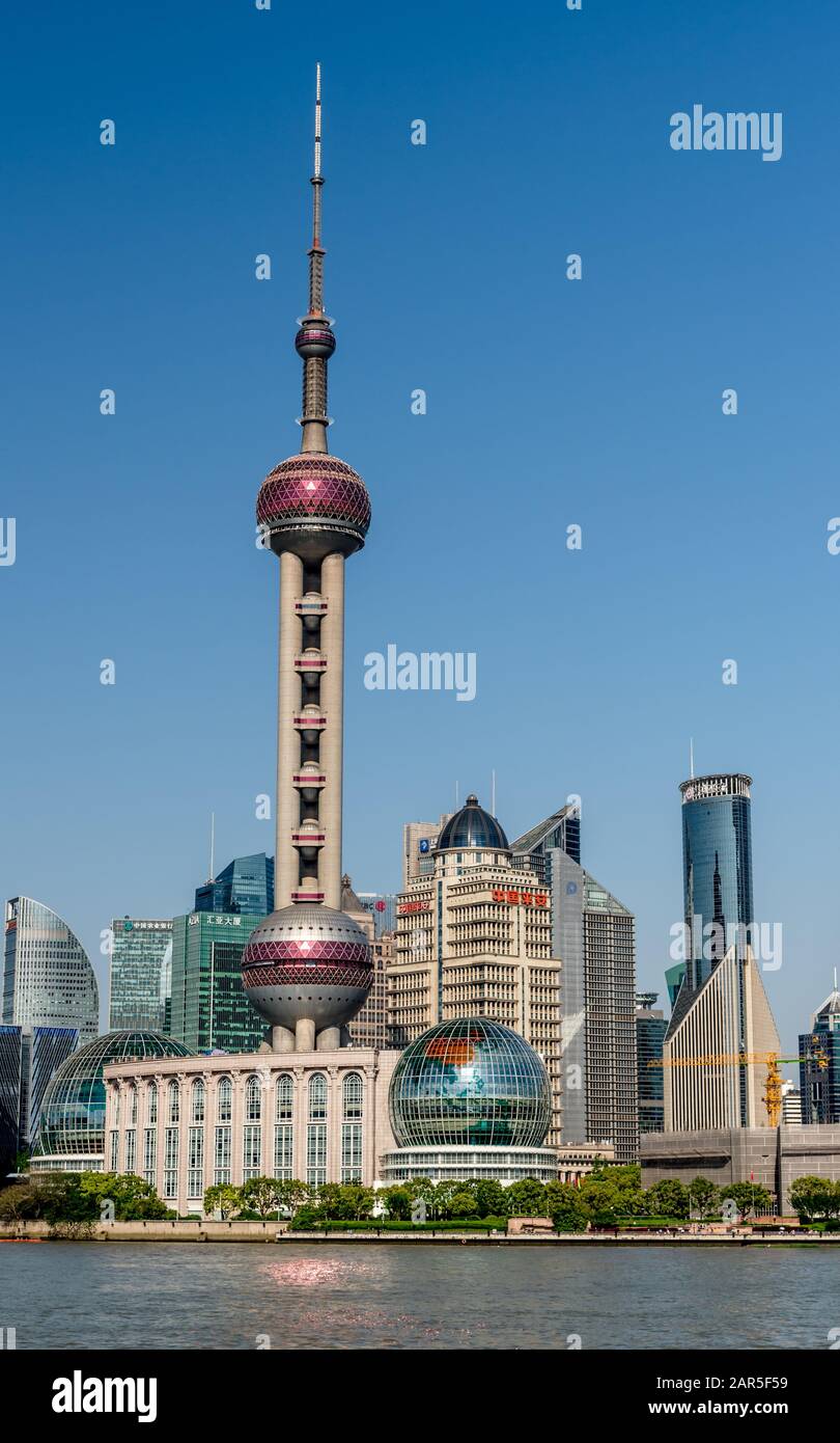 Lujiazui (Pudong) Skyline mit dem Huangpu Fluss, Shanghai Stockfoto Lujiazui (Pudong) Skyline mit dem Huangpu Fluss, Shanghai Stockfoto