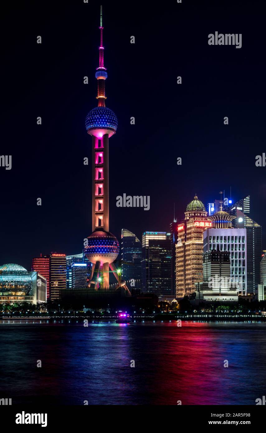 Skyline von Lujiazui (Pudong) mit dem Huangpu Fluss in der Nacht, Shanghai Stockfoto