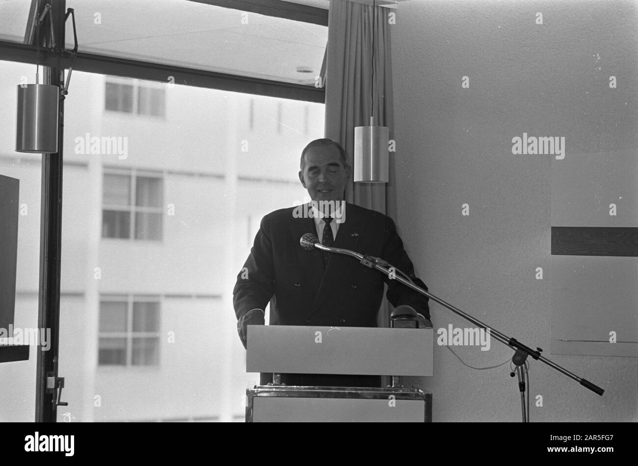 Eröffnung eines neuen Gebäudes von Philips Duphar und Phonogram Ir. F. Philips (president Director der Philips N.V. Philips) enthält eine Note Anmerkung: Marginaler Negativstreifen Nr. 14 und 15 Datum: 27. August 1968 Ort: Amsterdam, Noord-Holland Schlüsselwörter: Direktoren, Eröffnungen, Porträts, Reden persönlicher Name: Philips, Frits Institutionenname: Philips Duphar, Phonogramm Stockfoto