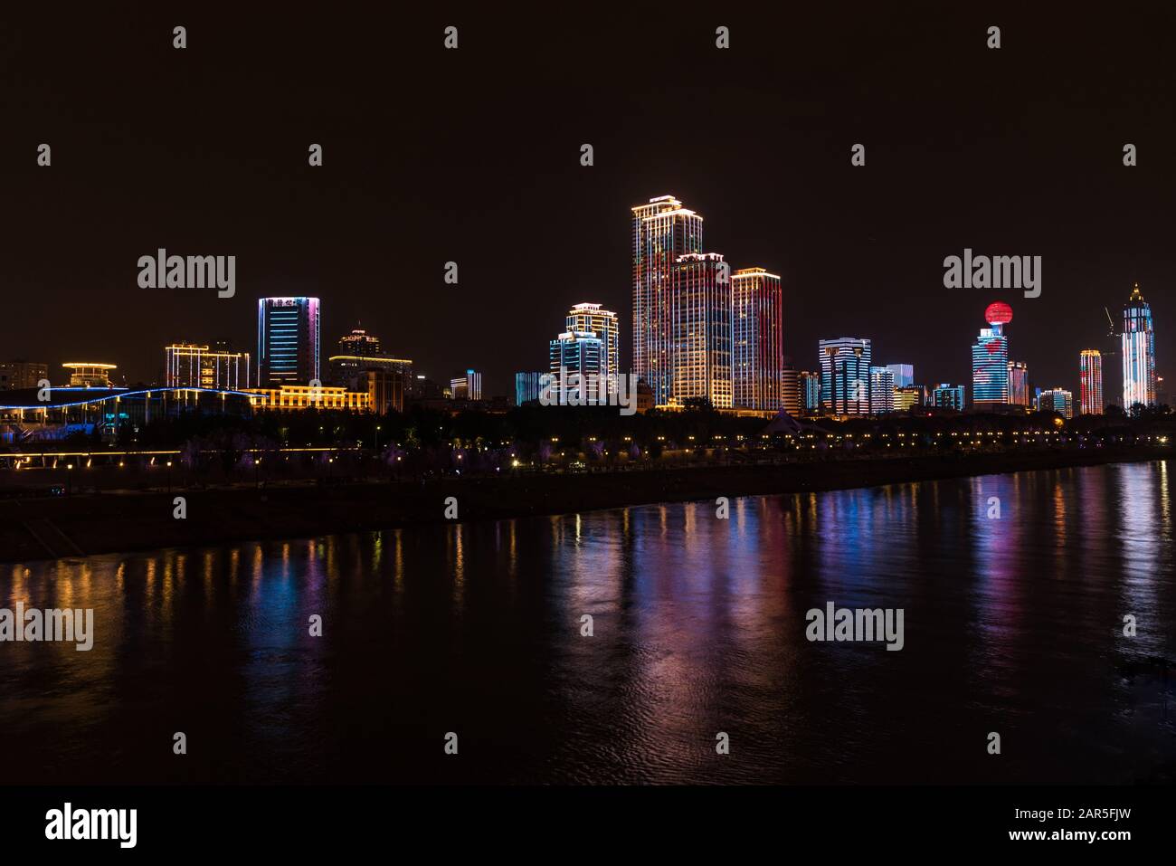 Wuhan Wasser in der Nacht mit beleuchteten Turmblöcken, die eine ständig wechselnde Lichtshow bilden Stockfoto