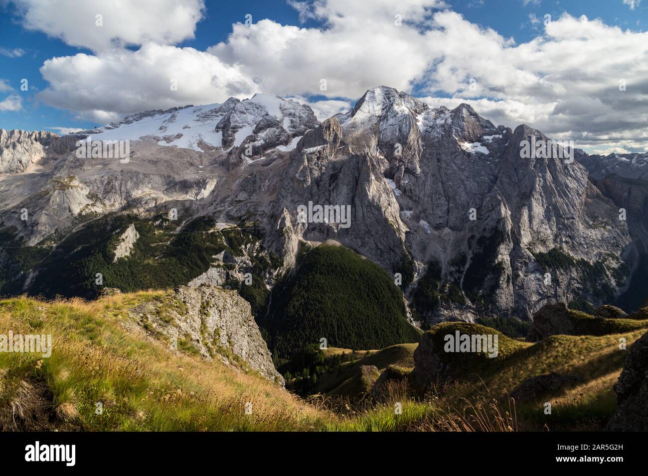 Blick auf die Gipfel Marmolada und Gran Vernel. Norditalien, die Alpen, die Dolmen. Am späten sonnigen Nachmittag im September. Stockfoto