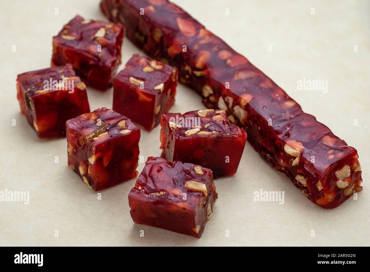 Eine Pommes von Churchkhela auf braunem Handwerkspapier. Süßwaren mit Trauben und Nüssen. Rote Kirchena. Traditionelle georgische Küche Stockfoto