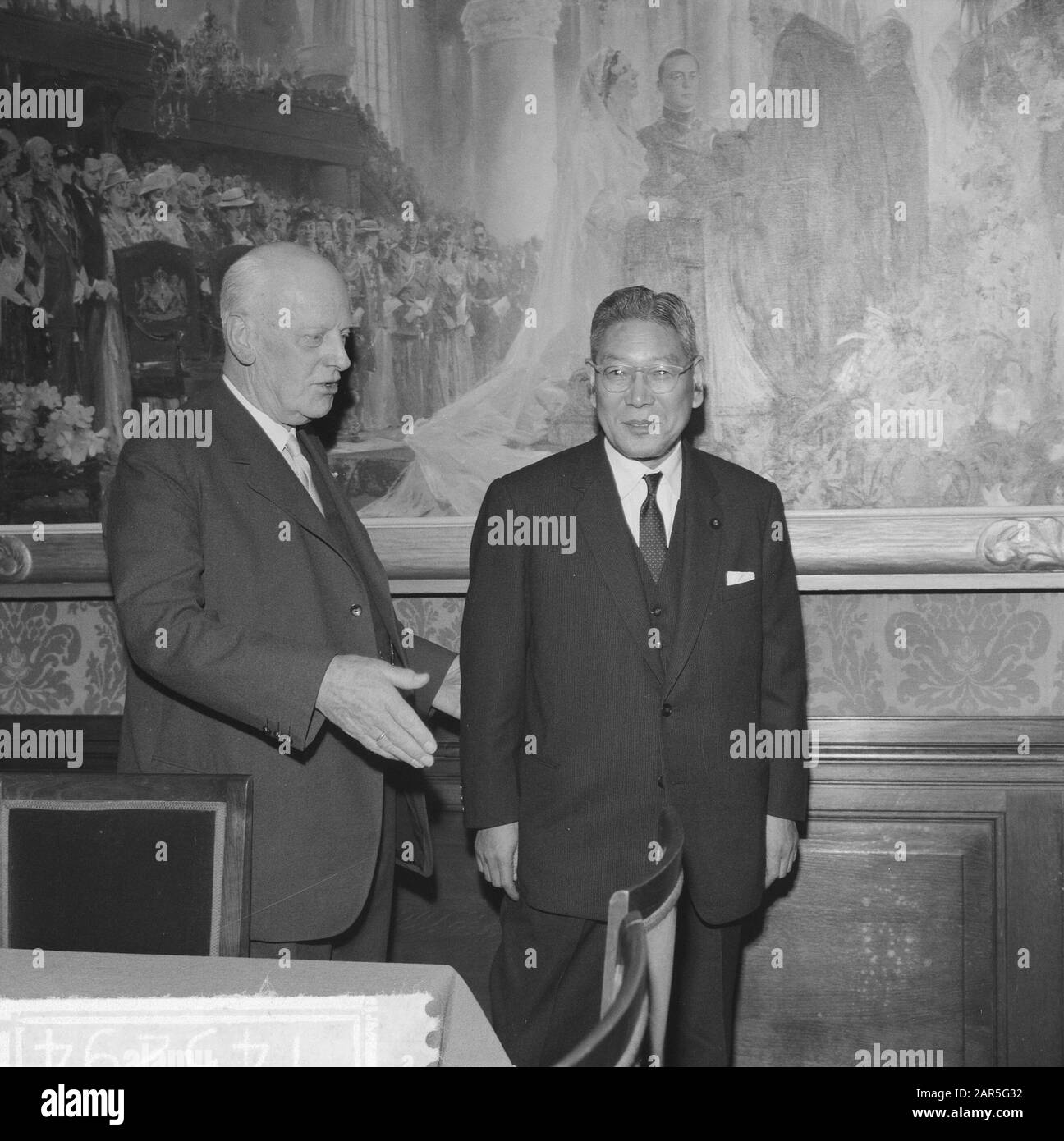 Premierminister Ikeda von Japan besucht die Niederlande Der Präsident des Senats Herr J.A. Jonkman und Premierminister Ikeda für das Gemälde des Hochzeitsseggens von Prinzessin Juliana und Prinz Bernhard von Pieter van der Hem Datum: 21. November 1962 Ort: Den Haag, Zuid-Holland Schlüsselwörter: Minister- Präsidenten, Parlamentarier, Gemälde Personenname: Ikeda, Hayato, Jonkman, J.A. Stockfoto