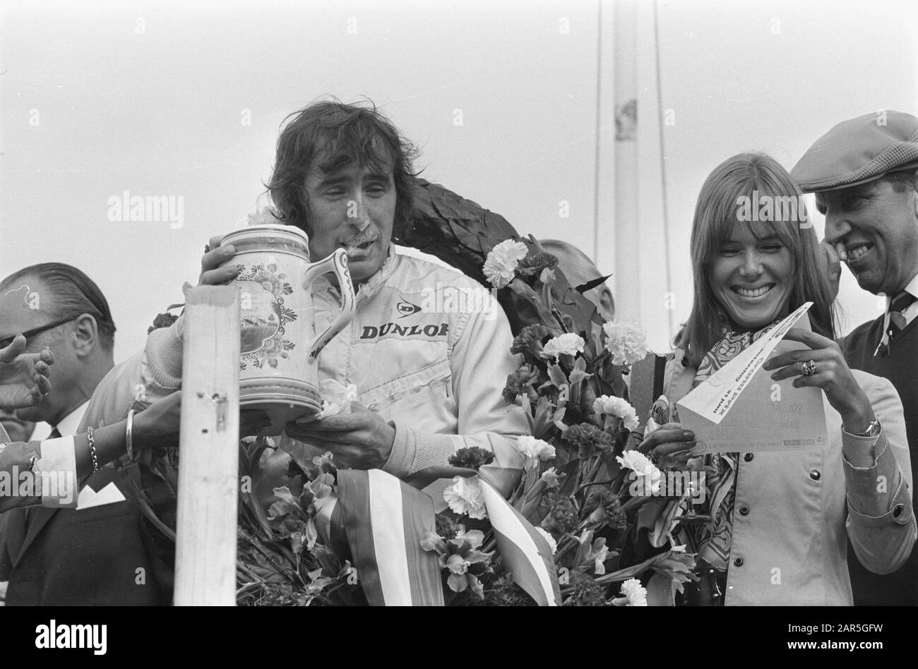 Grand Prix van Nederland 1969 Formel I in Zandvoort Jackie Stewart und Ehefrau mit de Kranz Datum: 21. juni 1969 Ort: Noord-Holland, Zandvoort Schlüsselwörter: Autofahrer, Autorennen, Kränze persönlicher Name: Stewart, Jackie Stockfoto