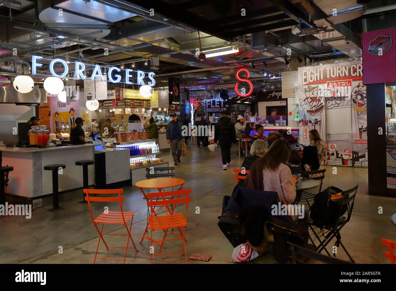 DeKalb Market Hall, 445 Albee Square W, Brooklyn, New Yorker Inneneinrichtung einer Lebensmittelhalle und eines Einkaufszentrums in der Innenstadt von Brooklyn Stockfoto