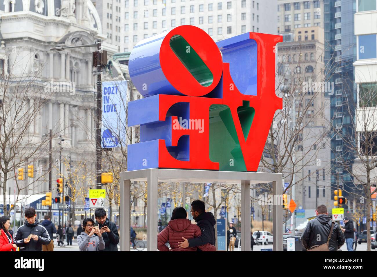 Ein Blick hinter die Kulissen auf Menschen, die in der Nähe von Love Sculpture im Love Park in Centre City, Philadelphia, PA fotografieren. Stockfoto
