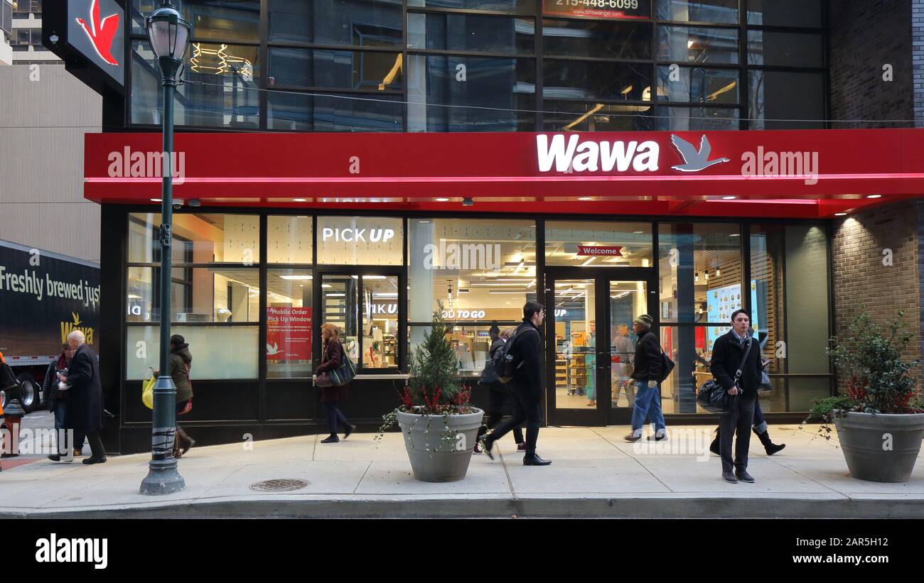 Wawa, 33 S 16th St, Philadelphia, PA. Außenansicht eines Convenience-Ladens in Center City. Stockfoto