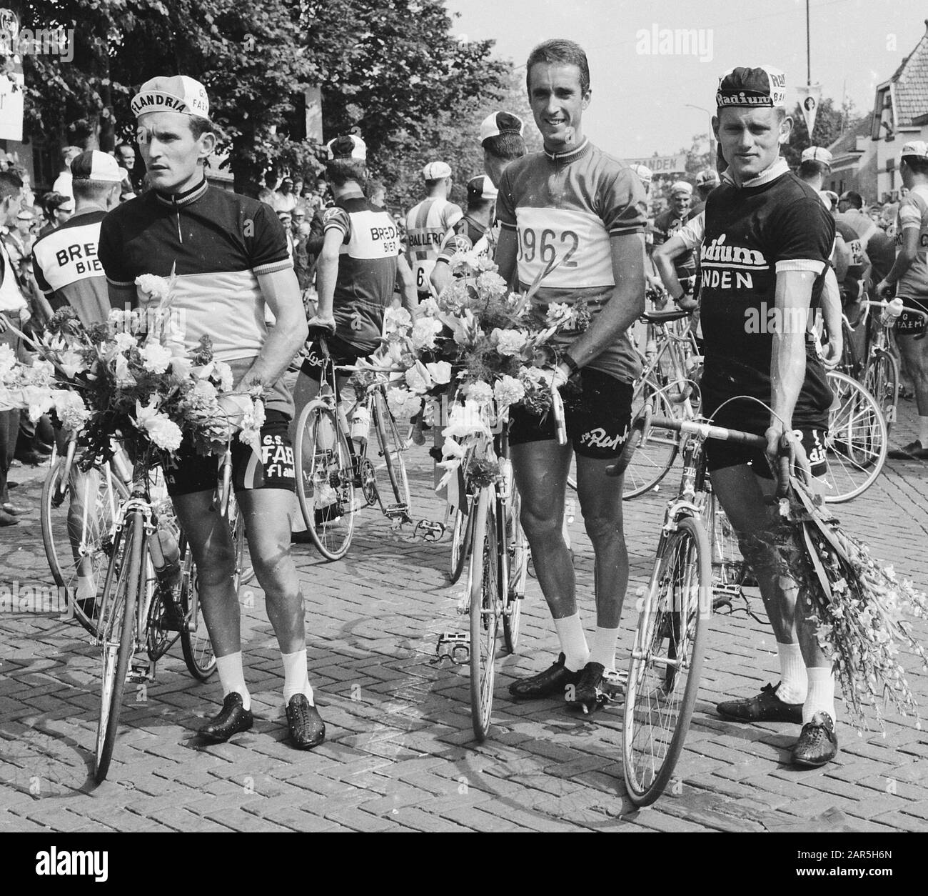 Der Radsport, der Acht van Chaam, ließ Jef Planckaert in der nationalen Trikolore Belgiens neben ihm den niederländischen Landesmeister Albertus Ab Geldermans und; Stockfoto
