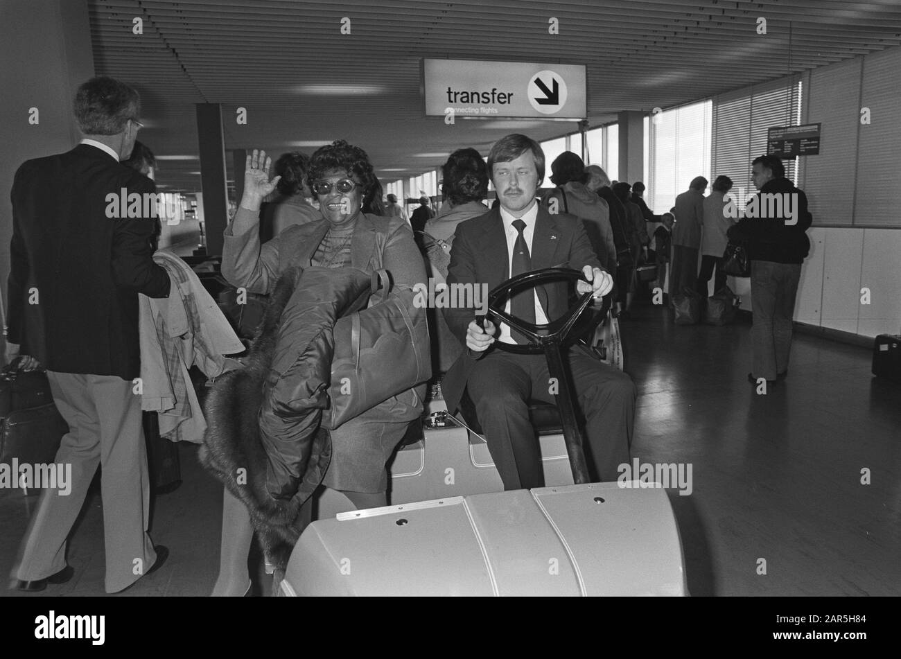 Jazz-Sängerin Ella Fitzgerald aus den USA in unserem Land zum Konzert in Amsterdam, Ella Fitzgerald bei der Ankunft Schiphol auf dem speziellen Einkaufswagen Datum: 29. Oktober 1980 Ort: Noord-Holland, Schiphol Schlüsselwörter: Ankünfte, Sänger persönlicher Name: Ella Fitzgerald Stockfoto