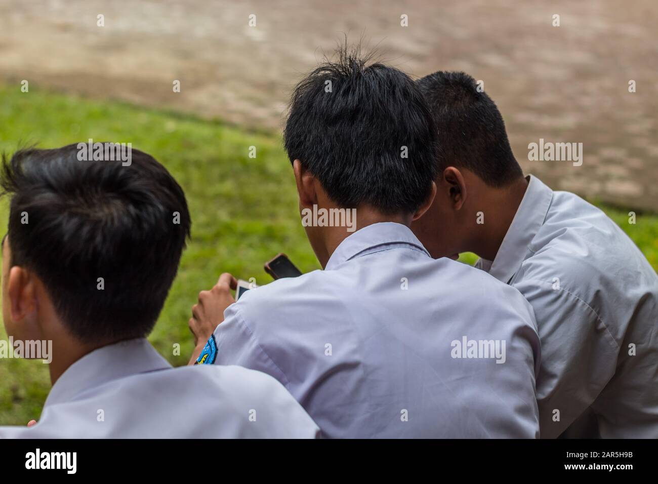 Indonesische Studenten spielen zusammen Stockfoto