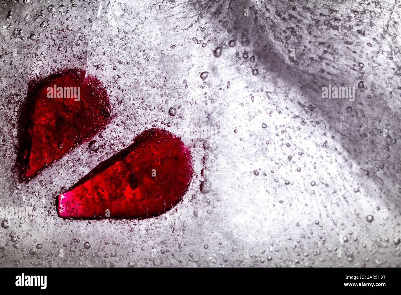 Abstraktes gebrochenes Herz im Eiskonzept von Herzbruch keine Liebe Stockfoto