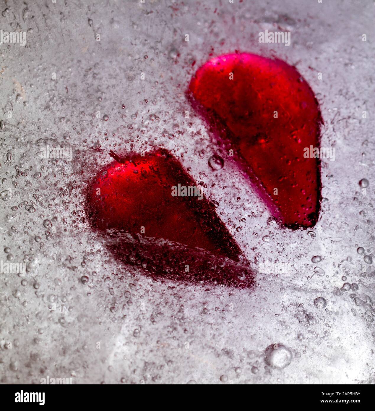 Abstraktes gebrochenes Herz im Eiskonzept von Herzbruch keine Liebe Stockfoto