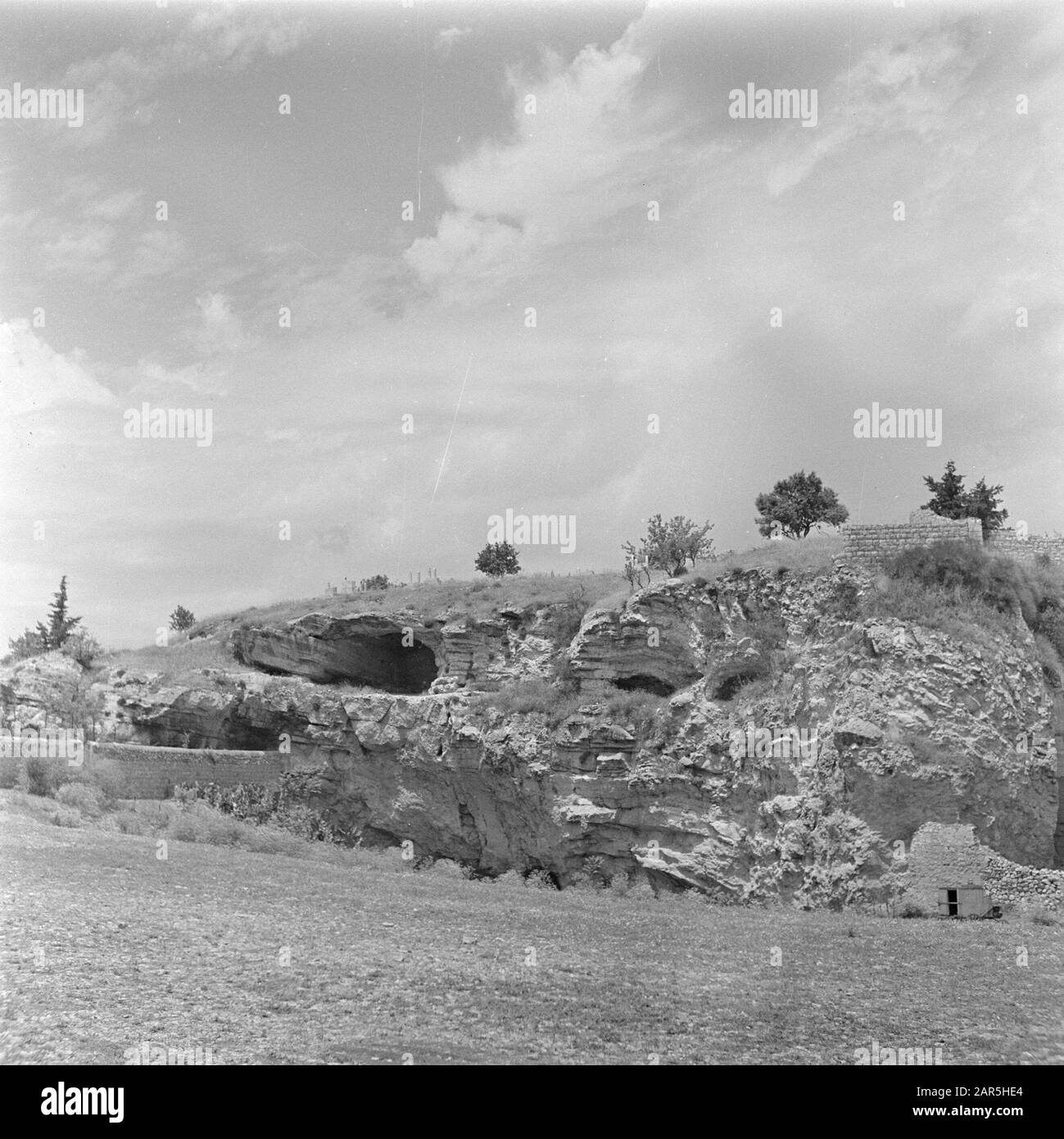 Jordanien 1948-1949 Jerusalem. Felsformation in Form eines menschlichen Schädels in der Nähe des Gartens der Gruft, außerhalb der Altstadt nahe dem Damaszener Tor. Hier im 19. Jahrhundert legte der britische General Chrales G. Gordon das St. Tomb Datum: 1948 Ort: Garten des Grabmals, Jerusalem, Jordan Schlüsselwörter: Friedhöfe, Gräber, Höhlen, Schreine, Felsen Personenname: Gordon, Charles George Stockfoto