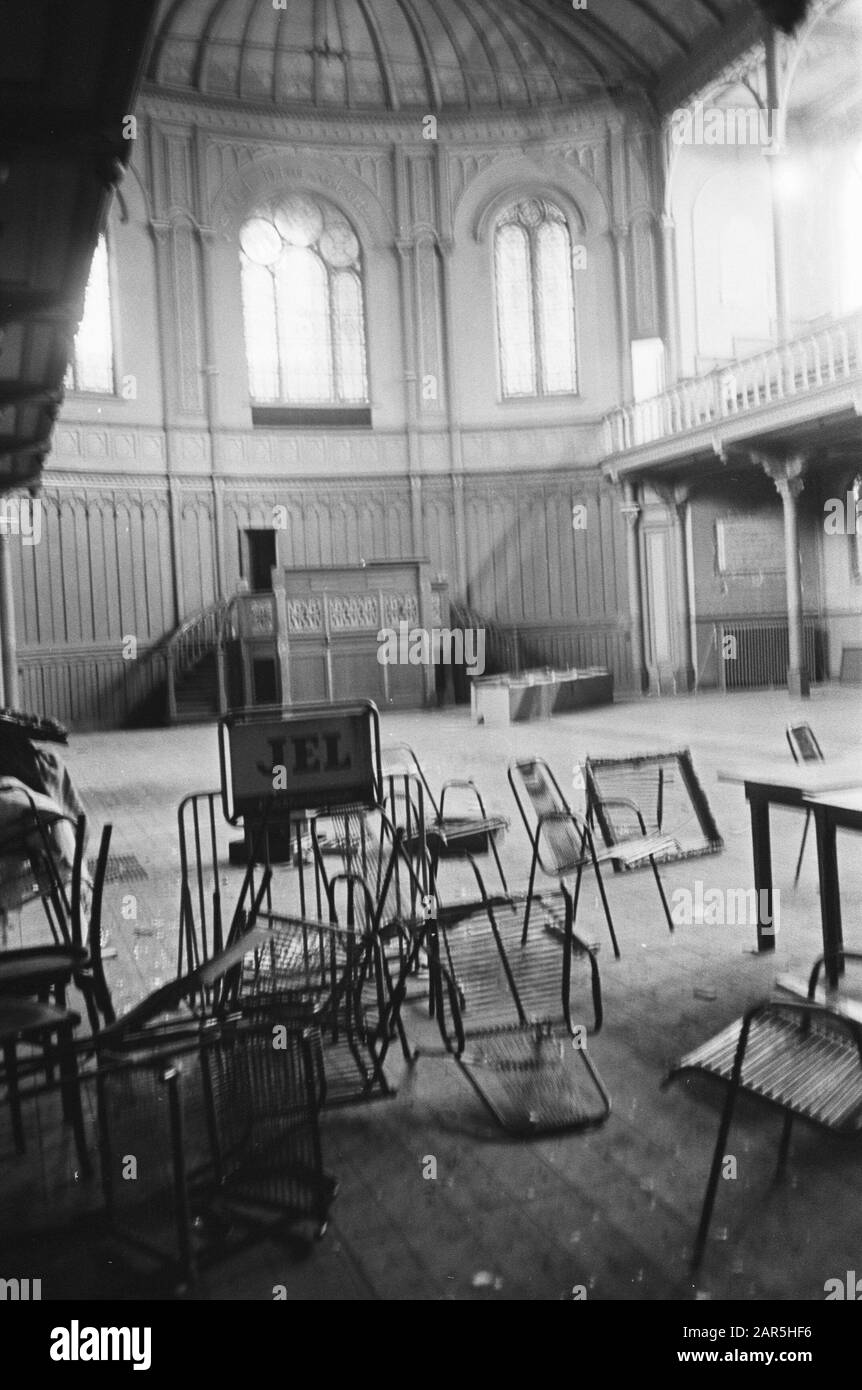 Jugendzentrum im alten Kirchengebäude der Freien Gemeinde am kl. Gartmanplantsoen Datum: 5. Januar 1968 Schlagwörter: Jugendzentren Stockfoto